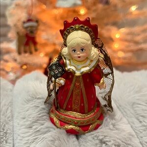 2000 Hallmark Madame Alexander Red and Gold Queen Keepsake Ornament